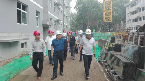 建設(shè)集團(tuán)副總經(jīng)理王明智一行蒞臨韓城分公司棚戶區(qū)改造項目施工現(xiàn)場檢查指導(dǎo)工作