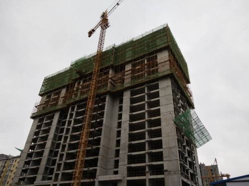 銅煤公司承建的天籟小區(qū)1#樓順利封頂