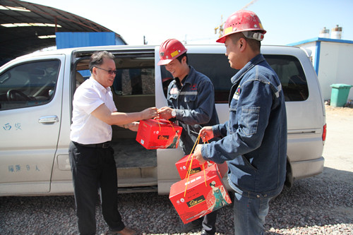 礦建二公司中秋節(jié)慰問一線工人小小月餅暖人心