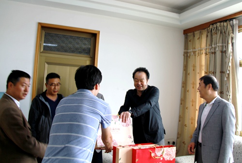 大秦置業(yè)公司黨政雙節(jié)前慰問(wèn)一線員工檢查督導(dǎo)項(xiàng)目進(jìn)度