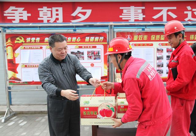陜煤集團(tuán)總經(jīng)理助理、建設(shè)集團(tuán)聯(lián)合黨委書記、董事長寧興剛一行深入礦建二公司冶坪項目部慰問一線職工