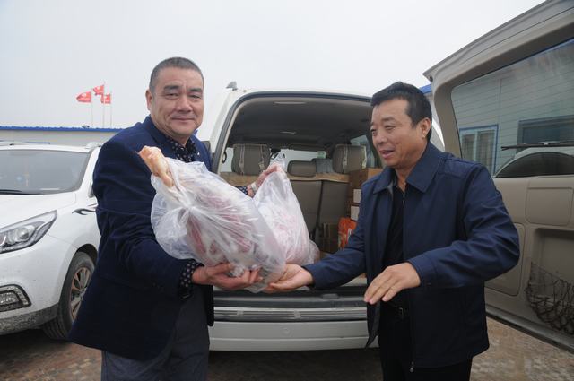 掘進(jìn)公司黨政領(lǐng)導(dǎo)節(jié)日慰問(wèn)一線員工