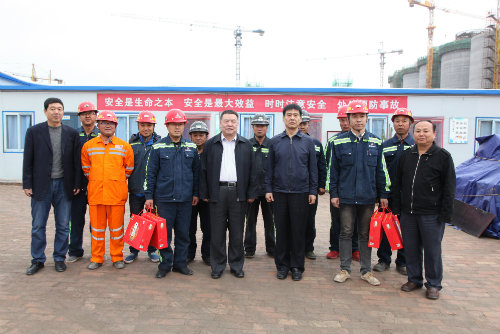 到一線，送祝福，鼓干勁