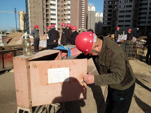 銅煤公司第三項(xiàng)目部開展施工現(xiàn)場“安全風(fēng)險辨識”主題活動