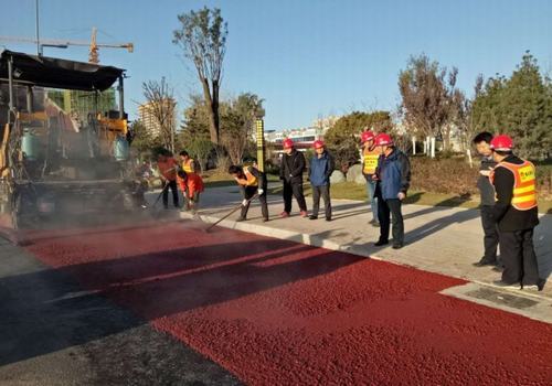 追趕超越，完成彩色路面工程，實(shí)現(xiàn)第一階段目標(biāo)