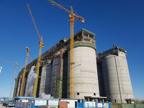 韓城分公司小保當(dāng)選煤廠塊煤倉(cāng)（一標(biāo)段）、最終篩分車(chē)間工程順利封頂