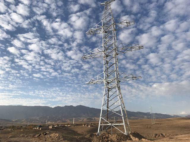 塔吉克斯坦丹哥拉自貿(mào)區(qū)首座220KV輸電線(xiàn)路一回路鐵塔架設(shè)完成