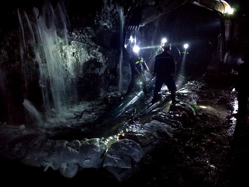 礦建二公司紅柳林項目部治理涌水紀(jì)實