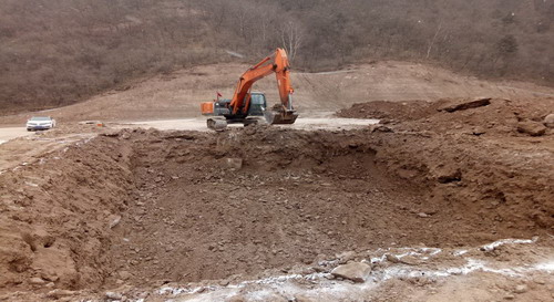 銅川分公司冶坪煤礦矸石倉、通風(fēng)機(jī)房配電室等工程順利開工