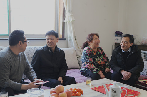 建設集團聯(lián)合黨委副書記、紀委書記、工會主席侯本英走訪慰問機電安裝公司困難職工