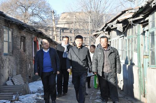 建設集團聯(lián)合黨委副書記、紀委書記、工會主席侯本英 為韓城分公司困難職工送來春節(jié)祝福