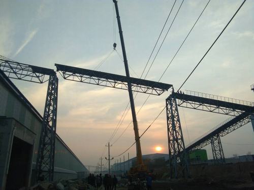 銅煤公司承建的美鑫氧化鋁1#、2#倉庫工程桁架成功實(shí)現(xiàn)合攏施工