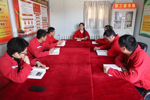 礦建二公司小保當(dāng)三項目部“讀書角”成為職工學(xué)習(xí)“充電站”