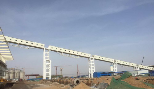 銅川分公司小保當(dāng)一號主斜井井口房至原煤倉棧橋鋼桁架吊裝順利合攏