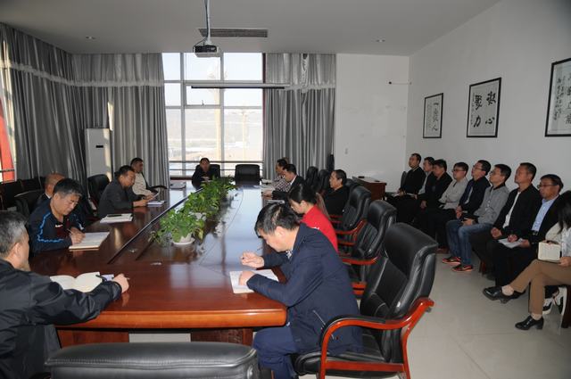  掘進公司認真?zhèn)鬟_“追趕超越”考核點評會精神