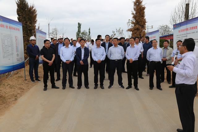 白水縣移民搬遷安置點觀摩團(tuán)深入白水縣林皋鎮(zhèn)安置點施工現(xiàn)場進(jìn)行觀摩指導(dǎo)