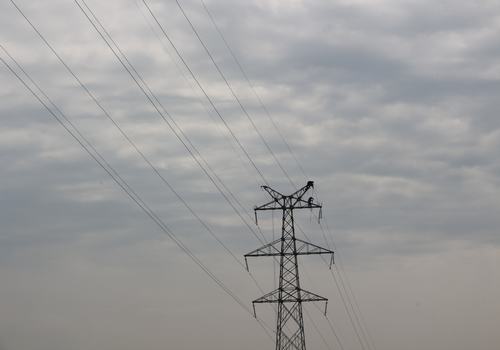 210國道完善項目服務(wù)區(qū)高壓線升塔順利完工