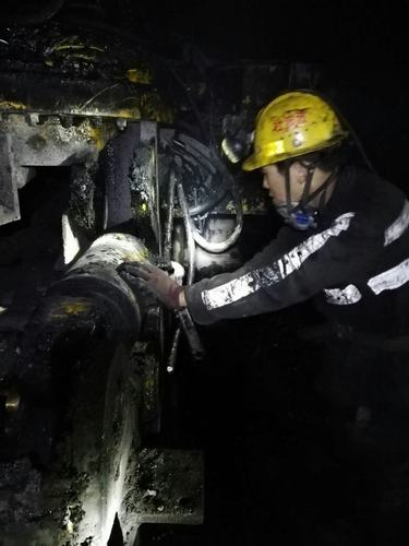 深夜援電機(jī) 齊心建鐵軍