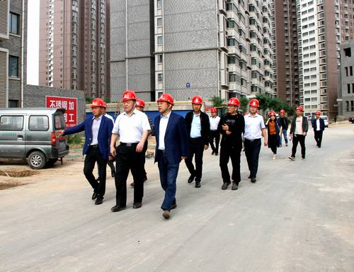 寧興剛、王明智一行深入銅煤1#、2#住宅小區(qū)施工現場調研指導工作