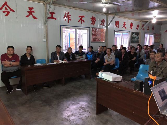 陜煤建設(shè)掘進(jìn)公司北翼項(xiàng)目部攜手檸條塔礦方對(duì)員工進(jìn)行安全警示教育