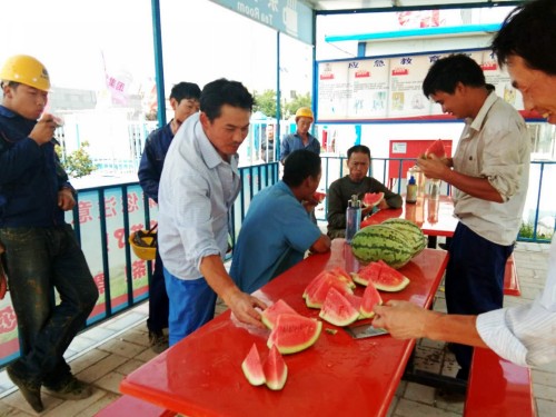 炎炎烈日下 濃濃關(guān)愛情