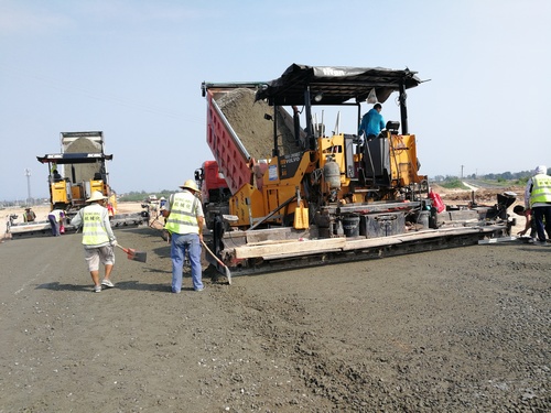 陜煤建設路橋分公司渭南大荔項目部開始水穩(wěn)攤鋪工作