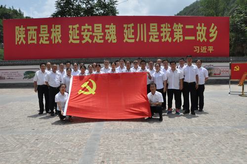 走進(jìn)梁家河  踏尋初心路