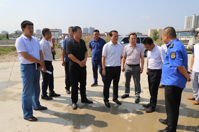 漢中市漢臺(tái)區(qū)委書記鄭永濤視察陜煤建設(shè)漢中公司承建的金華路項(xiàng)目