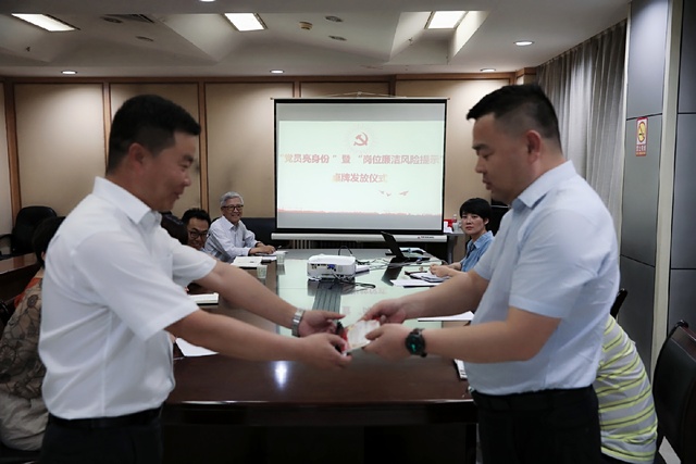 亮身份，陜煤建設(shè)路橋分公司黨員干部在行動(dòng)！