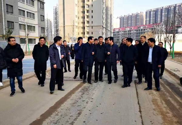 銅川礦業(yè)公司黨委書記、執(zhí)行董事劉水利一行蒞臨銅煤1#、2#住宅小區(qū)現(xiàn)場調研指導工作