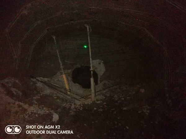 陜煤建設(shè)礦建二公司小保當(dāng)三項(xiàng)目部二號(hào)煤礦井底車場(chǎng)永久避難硐室與2-2煤輔助運(yùn)輸大巷工程實(shí)現(xiàn)順利貫通