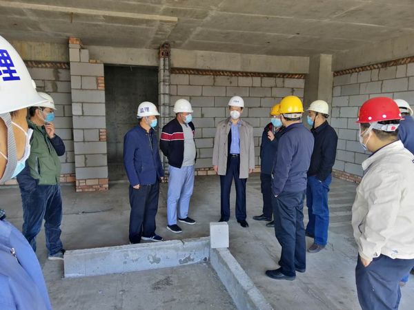 陜煤實業(yè)集團副總經(jīng)理任廣民深入神木杏花園工程施工現(xiàn)場檢查指導(dǎo)工作