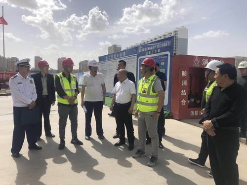 靖邊縣縣委常委、常務(wù)副縣長孟春偉一行蒞臨陜煤建設(shè)銅煤公司承建的金地華府項目檢查指導(dǎo)工作