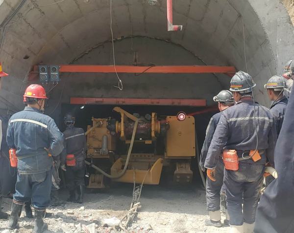 陜煤建設(shè)礦建二公司車村項目部首批綜掘機順利入井