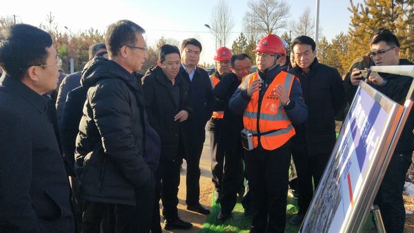 榆林市政協(xié)副主席、政府秘書(shū)長(zhǎng)、科創(chuàng)新城管委會(huì)主任趙志平一行蒞臨科創(chuàng)新城市政一期工程N(yùn)1項(xiàng)目指導(dǎo)工作