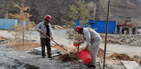 陜煤建設(shè)天工公司安裝三部開展“綠色施工、美化家園”義務(wù)植樹活動(dòng)