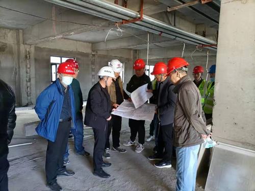 靖神鐵路公司副總經(jīng)理何澄一行深入陜煤建設(shè)銅煤公司第八項目部孟家灣機(jī)輛中心項目檢查指導(dǎo)工作