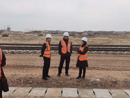 中鐵西安勘察設(shè)計(jì)研究院副院長(zhǎng)譚文蒞臨路橋分公司榆林化學(xué)項(xiàng)目檢查指導(dǎo)