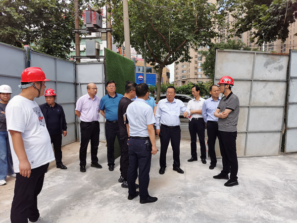 咸陽市副市長王靖調(diào)研市住建局停車場項目
