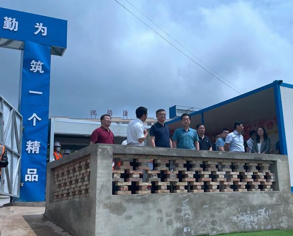 陜煤集團總經(jīng)理助理、戰(zhàn)略規(guī)劃委主任宋世杰一行蒞臨陜煤建設(shè)銅煤公司承建的王石凹游客服務中心項目檢查指導工作