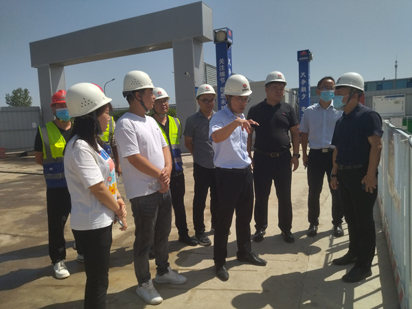 灃西新城黨委委員、管委會副主任薄磊一行蒞臨陜煤建設(shè)咸陽分公司承建的灃西新城第五學校項目調(diào)研指導工作