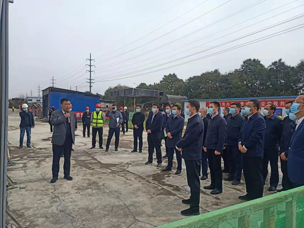 涇陽縣縣委書記拓巍峰、縣長郝瑞耀一行蒞臨陜煤建設(shè)咸陽分公司涇陽縣西城保障房項目觀摩調(diào)研