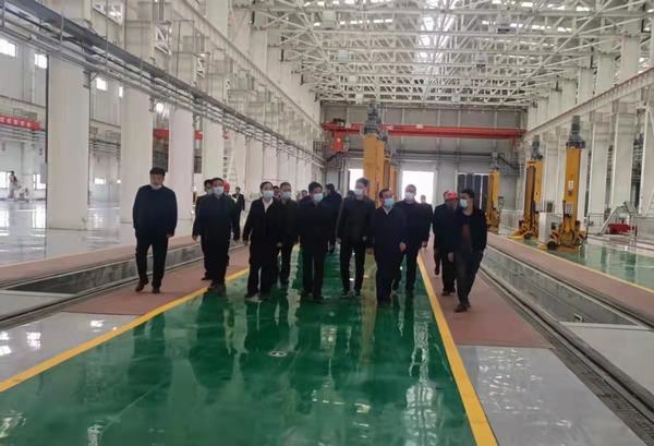 陜煤集團陜西鐵路物流集團黨委書記、董事長趙國智蒞臨靖神鐵路孟家灣站機輛中心檢查指導(dǎo)工作