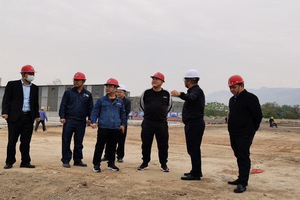 陜鋼集團(tuán)龍鋼公司董事長陳驍?shù)綑C(jī)械化綜合一次料場(chǎng)檢查指導(dǎo)工作