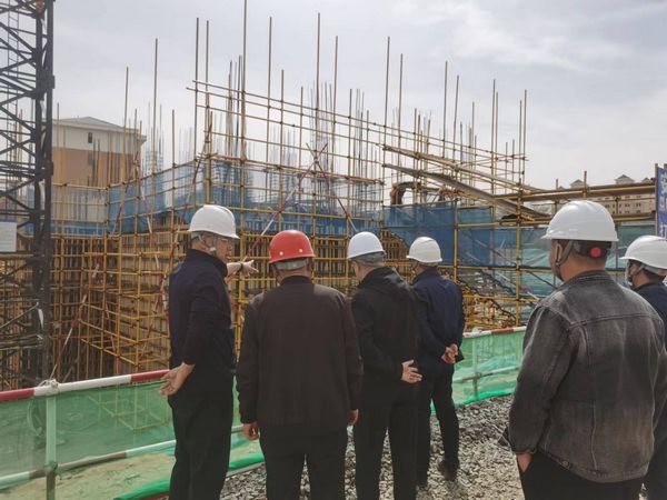 包頭市住建局安全組長李虎一行深入陜煤建設(shè)天工公司承建的中潤府項(xiàng)目檢查指導(dǎo)工作