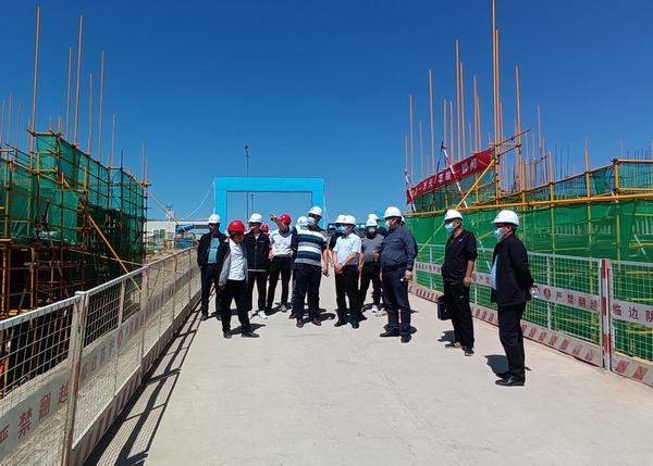 榆林城投集團總會計師朱志昌一行蒞臨榆溪希望城商住小區(qū)項目檢查指導(dǎo)工作