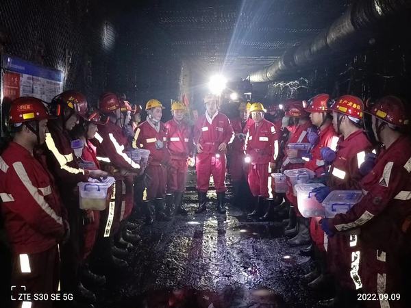 曹家灘礦業(yè)公司領(lǐng)導(dǎo)深入陜煤建設(shè)煤礦運營服務(wù)公司 曹家灘項目部開展中秋慰問活動