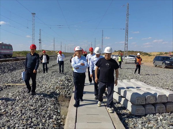 陜西鐵路物流集團副總經(jīng)理李博一行深入靖神鐵路項目檢查指導(dǎo)