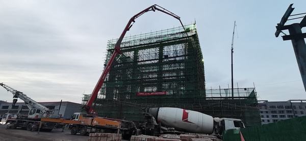 陜煤建設(shè)韓城分公司承建的王峰礦井副井工業(yè)場地提升機房主體工程順利封頂