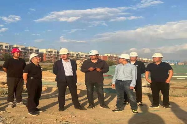 包頭市東河區(qū)副區(qū)長(zhǎng)楊建軍一行蒞臨陜煤建設(shè)天工公司中潤(rùn)府（一期）項(xiàng)目指導(dǎo)工作